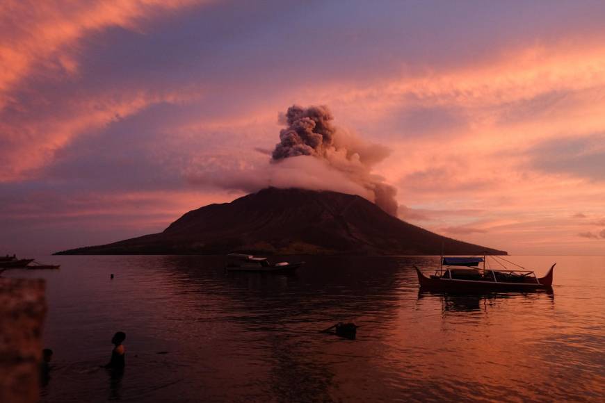 La agencia de vulcanología del archipiélago indicó que la erupción se produjo a las 17H06 (09H21 GMT) y que emergió del volcán una columna de humo de 400 metros de altura.