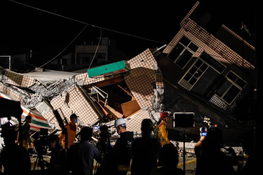 Un fuerte terremoto golpeó el sureste de Taiwán el domingo, cobrándose al menos una vida, derribando tres edificios y destrozando carreteras, pero los especialistas afirman que la amenaza de un tsunami regional ya pasó.