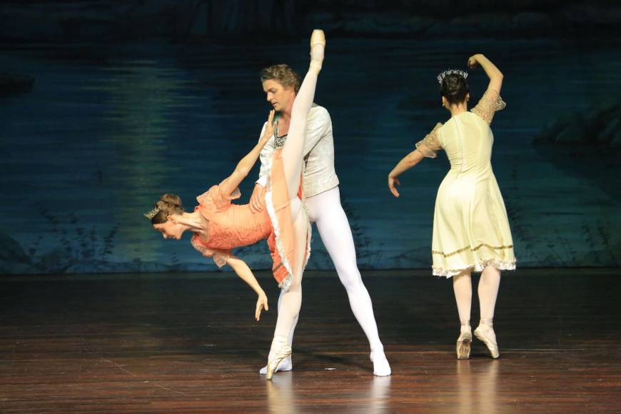 ”El Lago de los Cisnes” en su versión completa, contó con 30 artistas internacionales del Ballet Clásico de San Petersburgo (con sede en Rusia). Quienes realizaron su show en el Teatro José Francisco Saybe de SPS, con un público que abarrotó rápidamente el reconocido lugar. 