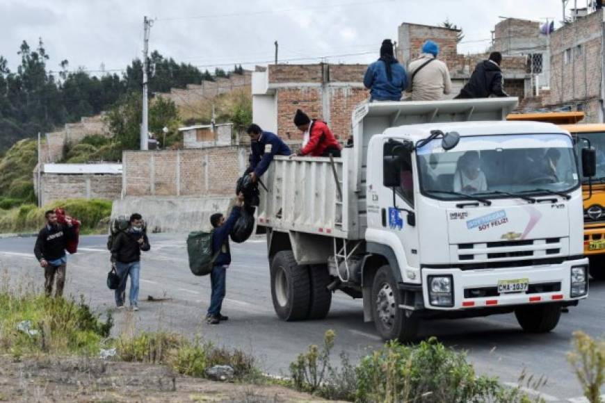 Bajo un cielo cargado de nubes, el conductor de un camión de material industrial permitió a una decena de migrantes ir en el cajón, donde unos avanzaron el viaje al sur sentados y otros parados y apiñados en su desesperada huida de la crisis de su país, escena que se repitió en otros tramos y con camiones de todo tipo.