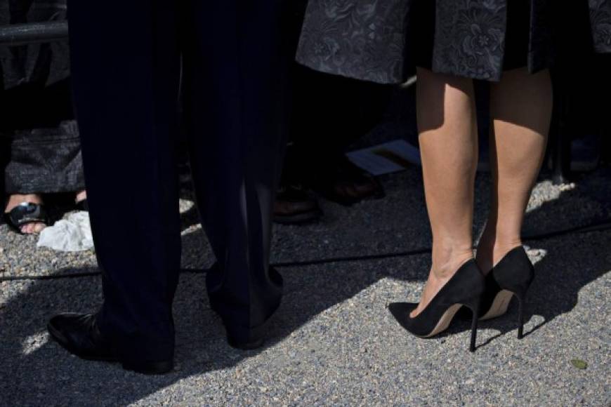 Durante la ceremonia de conmemoración del decimosexto aniversario de los atentados del 11 de septiembre de 2001, Melania optó por un look completamente negro, al igual que su predecesora, Michelle Obama.