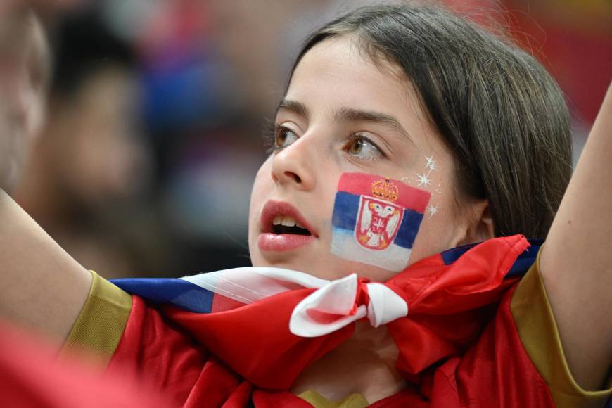 Esta pequeña fanática se robó la atención de muchos mostrando su apoyo a Serbia.