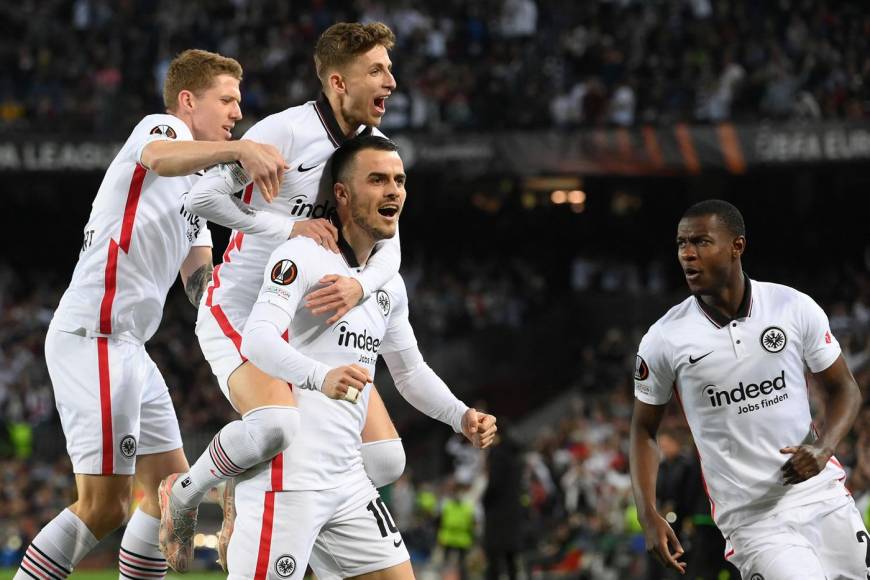 El serbio Filip Kostić celebrando su gol de penal que abrió el camino de la victoria del Eintracht Frankfurt.