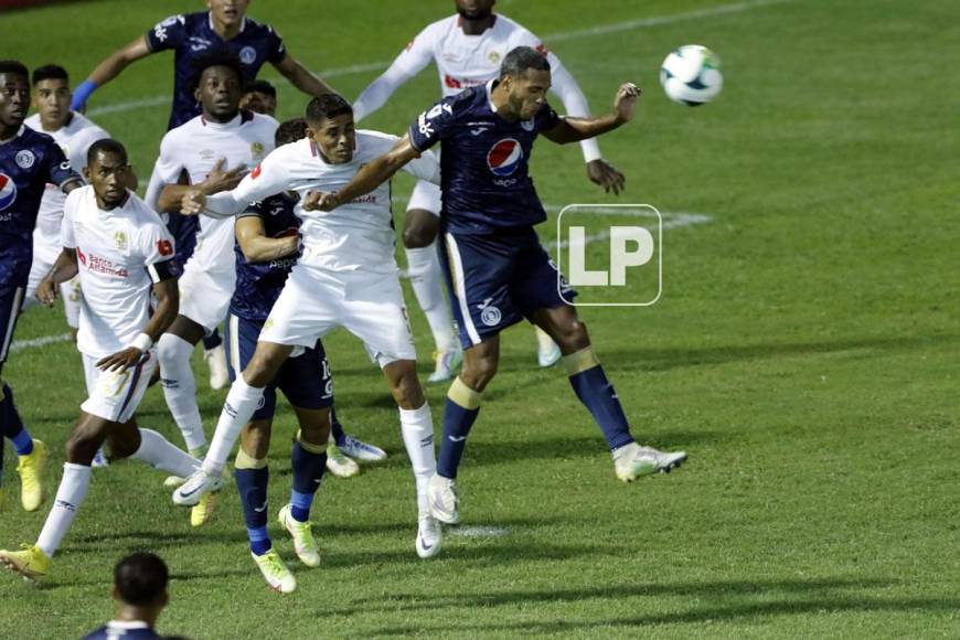 Eddie Hernández defendiendo en su área tras un centro del Olimpia.