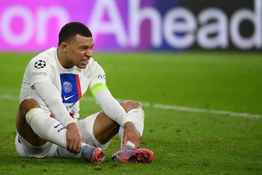 Kylian Mbappé se lamenta por la eliminación del París Saint Germain.