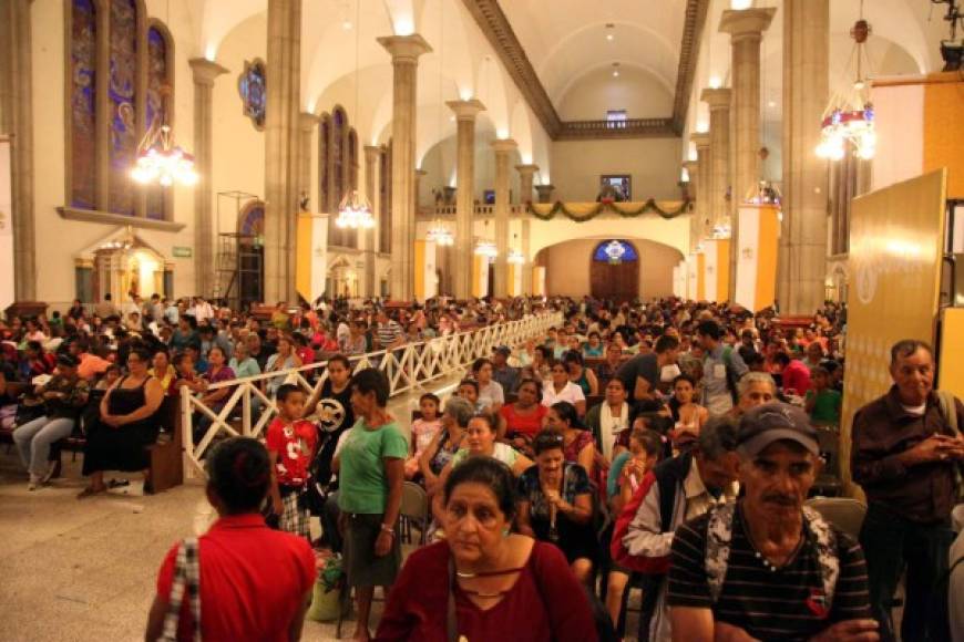 Feligreses en la misa en la basílica menor.