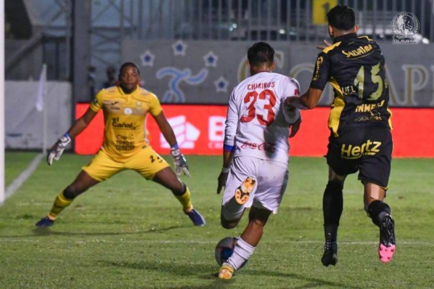 Michaell Chirinos robó el balón a Allans Vargas y emprendió camino a la portería de Luis 'Buba' López para luego marcar el 1-0.