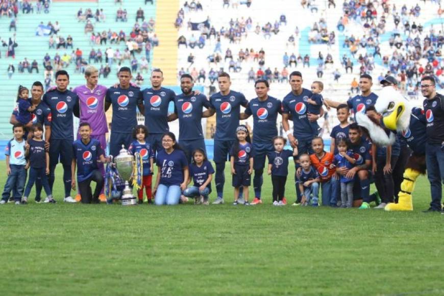 Los jugadores del Motagua posando con la Copa de campeones.