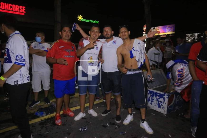 La afición del Olimpia celebró hasta la madrugada de 24 de diciembre en San Pedro Sula el tetracampeonato logrado por el equipo de Pedro Troglio tras ganar la Gran Final del Torneo Apertura 2021 al Real España.