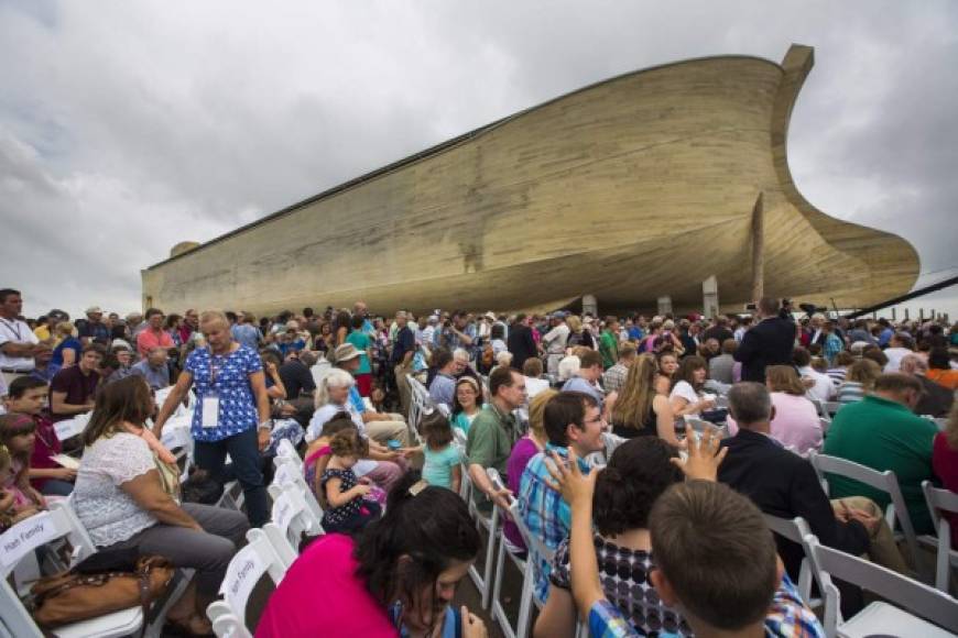 El Arca de Noé abrirá sus puertas al público mañana en Kentucky, Estados Unidos. Se trata de un parque temático que desde ya causa divisiones debido a que defiende la teoría de la creación. La réplica del gigantesco barco que se menciona en el Genésis de la Biblia es la estructura de madera más grande del mundo.