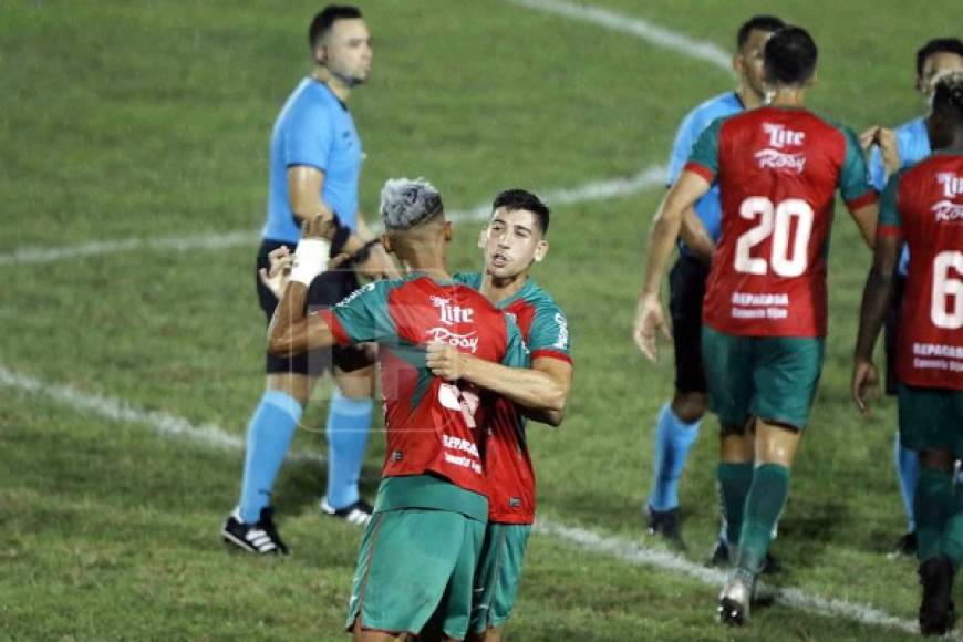 El argentino Ryduan Palermo tuvo que controlar a un enfurecido Kervin Arriaga.