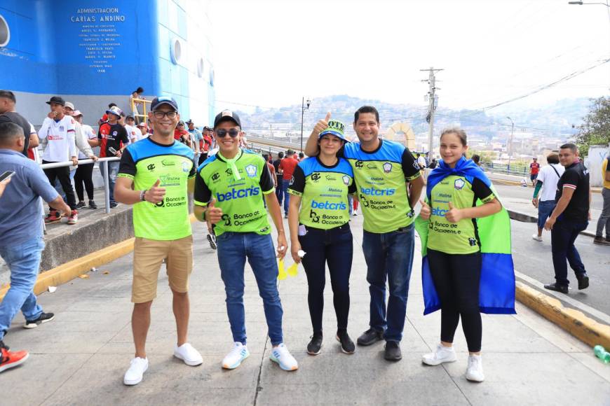 Chicas, presentadoras y legionario causan revuelo en la Gran Final