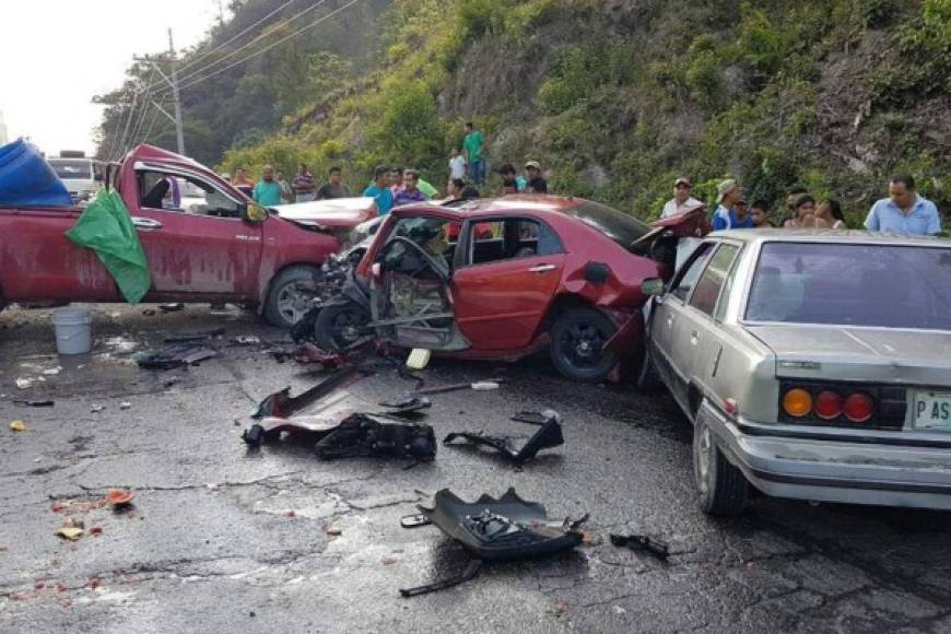 20 de mayo - Santa Rosa de Copán<br/><br/>El choque entre un automóvil tipo pick up y dos carros tipo turismo dejó muerto al gerente municipal de la alcaldía de Santa Rosa de Copán.