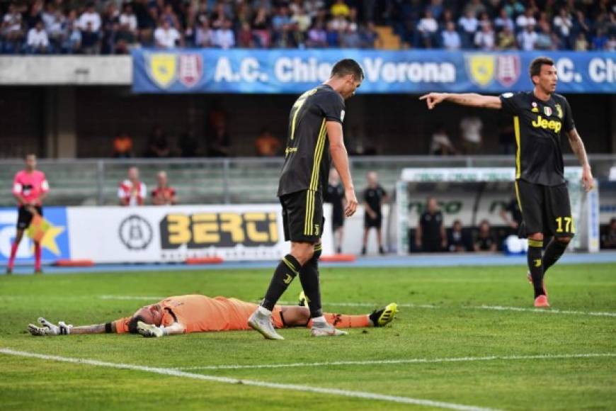 Cristiano Ronaldo no se dio ni cuenta de que el potero del Chievo quedó noqueado.