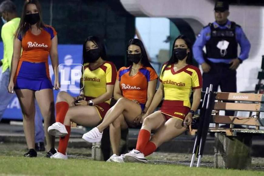 Las bellas edecanes que se presentaron en el estadio Excélsior para el partido Platense-Olimpia.