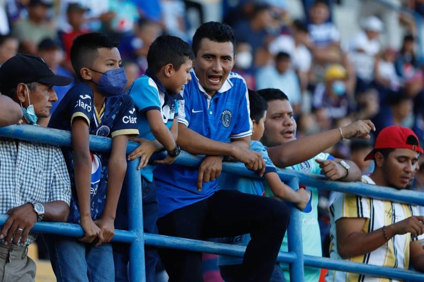 Fanáticos de diferentes generaciones se unieron para apoyar al Ciclón Azul en su debut en Liga Nacional.