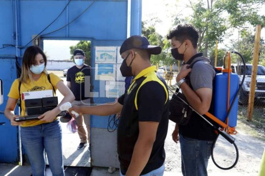 En la entrada al estadio Olímpico los encargados del Real España siguieron todas las medidas de bioseguridad.