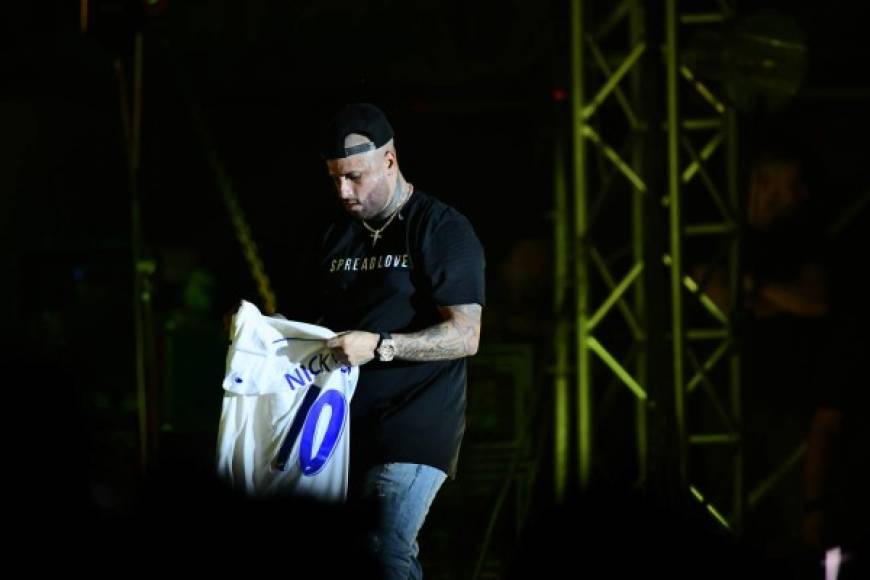 Durante su show el cantante de origen puertorriqueño recibió un regaló de parte de sus fanáticos catrachos.