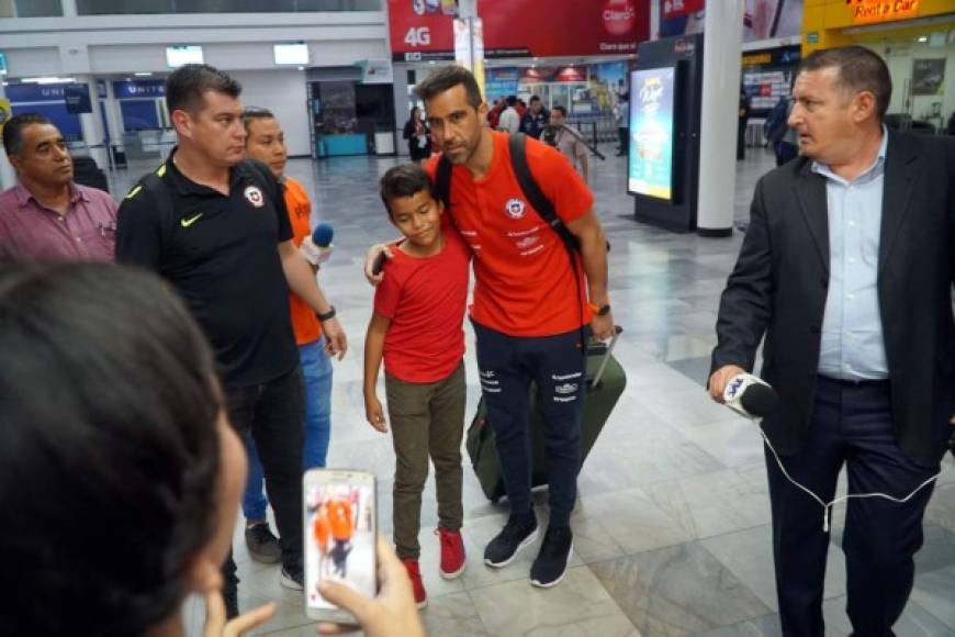 Claudio Bravo, portero del Manchester City, demostró su lado humano y posó con este pequeño que le pidió una foto.