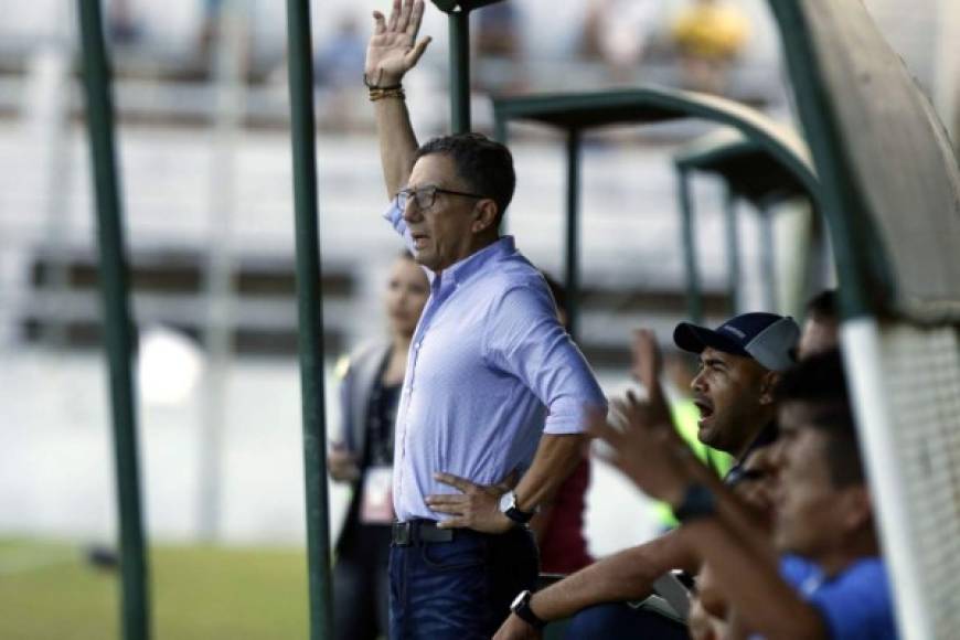 Salomón Nazar, entrenador de la UPN, reclamando desde el banquillo del estadio Excélsior.