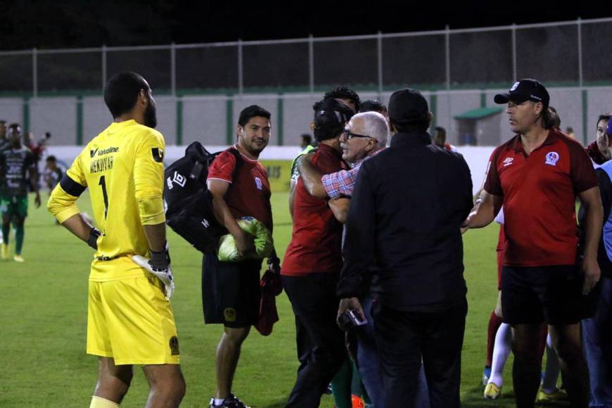 Manuel Keosseián se dio un fuerte abrazo con Pedro Troglio al final del partido.