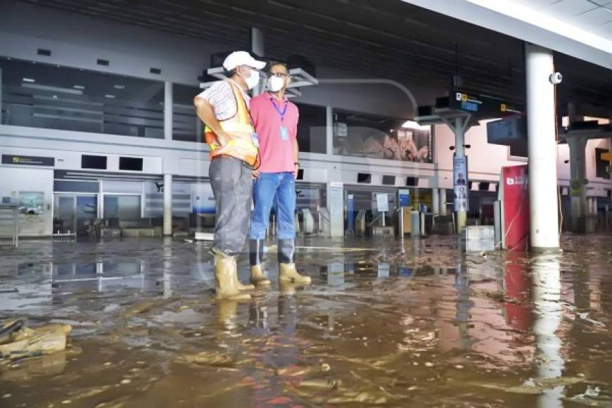 El director de la Comisión para el Control de Inundaciones del Valle de Sula, Sergio Villatoro, explicó que el aeropuerto está protegido por dos circuitos de bordos. Un primer circuito interno está a cargo de la Empresa Hondureña de Infraestructura y Servicios Aeroportuarios. <br/>