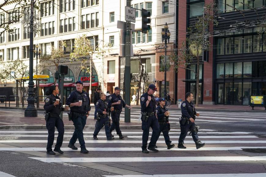 Policías patrullan por el distrito comercial, donde mandatarios, diplomáticos y empresarios residirán esta semana para la cumbre que reúne por el <b>APEC</b>, formado por 21 economías del Pacífico. 