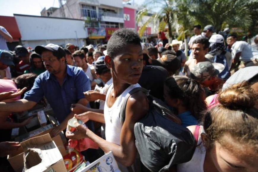 Voluntarios y organizaciones mexicanas han proveído alimentos para los migrantes centroamericanos.