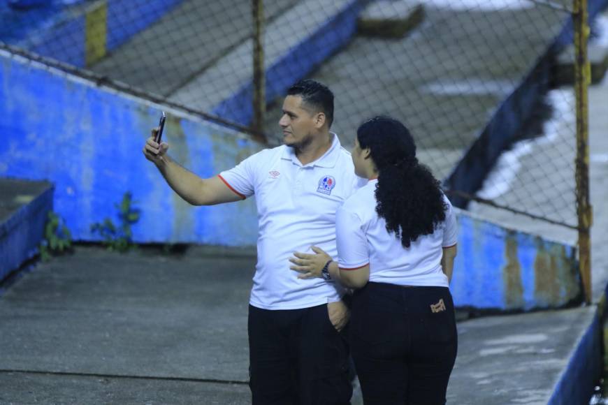 Una selfie: Este aficionado se tomó una fotografía antes del inicio del partido.