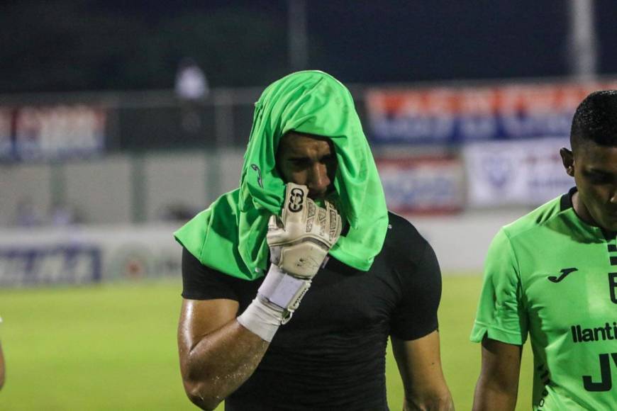 El portero panameño César Samudio lloró desconsoladamente tras la eliminación del Marathón.