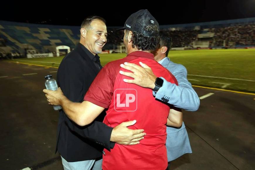 Pedro Troglio y Hernán ‘La Tota‘ Medina se saludaron de manera amistosa antes del inicio del partido.
