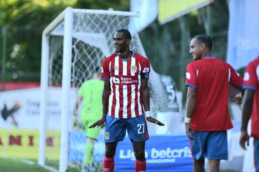 Jerry Bengtson festejó de esta manera peculiar su gol ante Marathón. Pocas veces se le ve al goleador de los albos de esta manera.