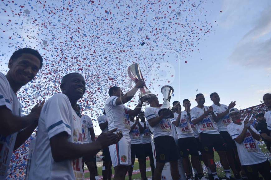 Momento en el que alzaban el título de la Liga Concacaf la plantilla del Olimpia. Se vivió una locura en el estadio Morazán.