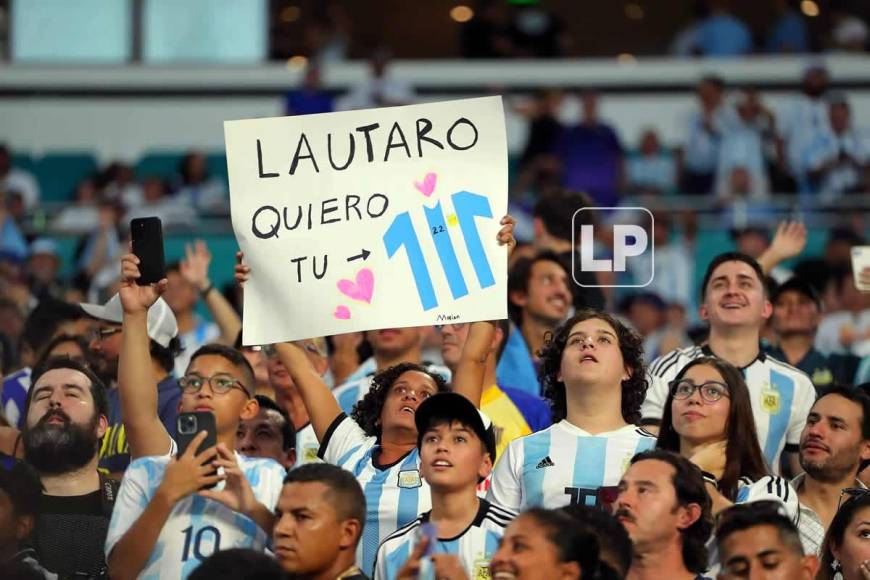 A Lautaro Martínez también le pidieron la camiseta con una pancarta.