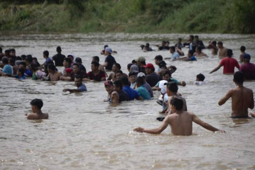 Los migrantes se aventuraron a cruzar caminando el río, con el agua hasta el cuello.