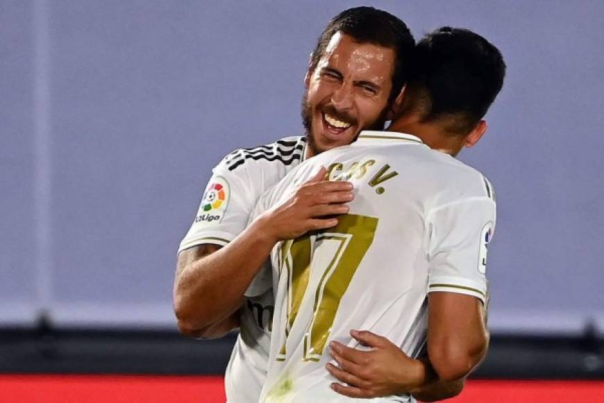 Eden Hazard celebrando con Lucas Vázquez la victoria al final del partido.