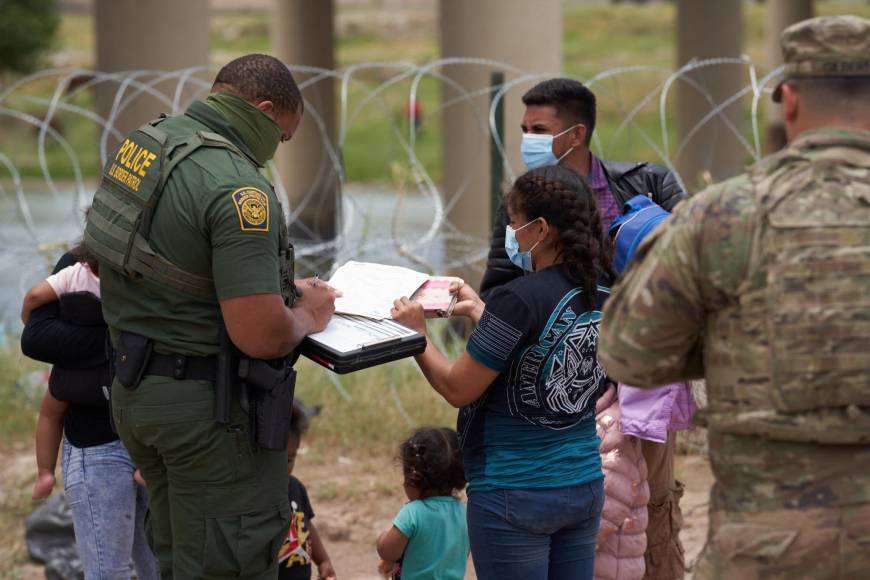 Los migrantes que son interceptados por las autoridades son llevados a las oficinas de la patrulla fronteriza y probablemente serán enviados de vuelta en virtud del Título 42. 