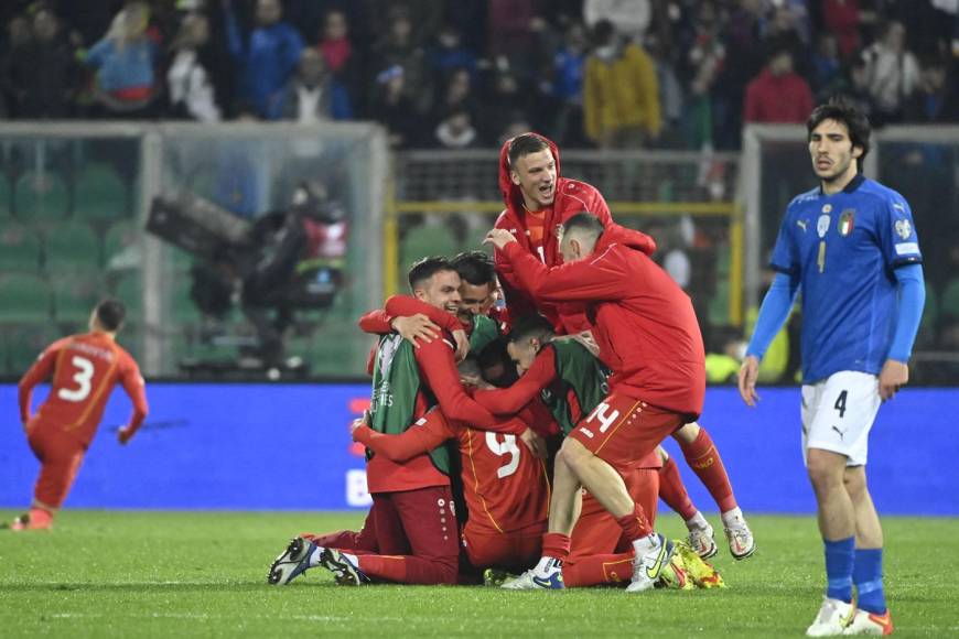 La locura de los macedonios tras el pitazo final del partido.