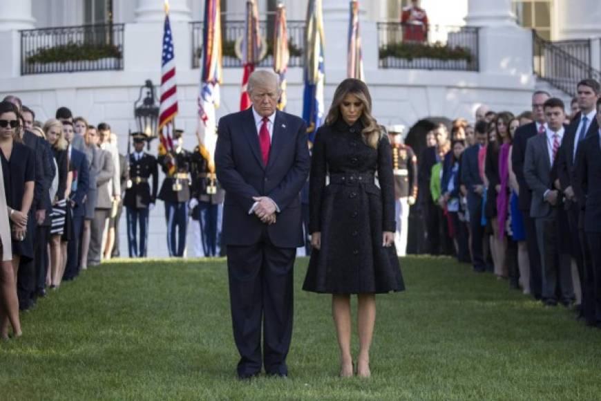 Un abrigo negro complementado con un cinturón de cuero, sello propio de Melania, fue una de las elecciones más sobrias para la exmodelo desde que llegó a la Casa Blanca.