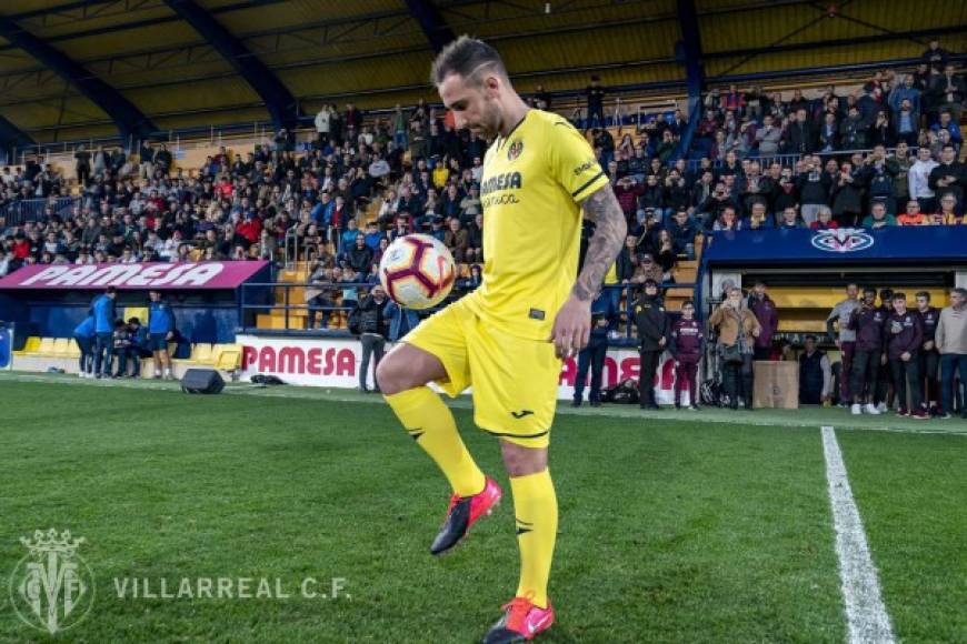 El Villarreal presentó a Paco Alcácer ante cerca de 2000 aficionados en la Ciudad Deportiva del conjunto amarillo un día después de convertirse en el fichaje más caro en la historia del club. 'Mi reto es marcar cada año más goles', ha asegurado el delantero internacional.