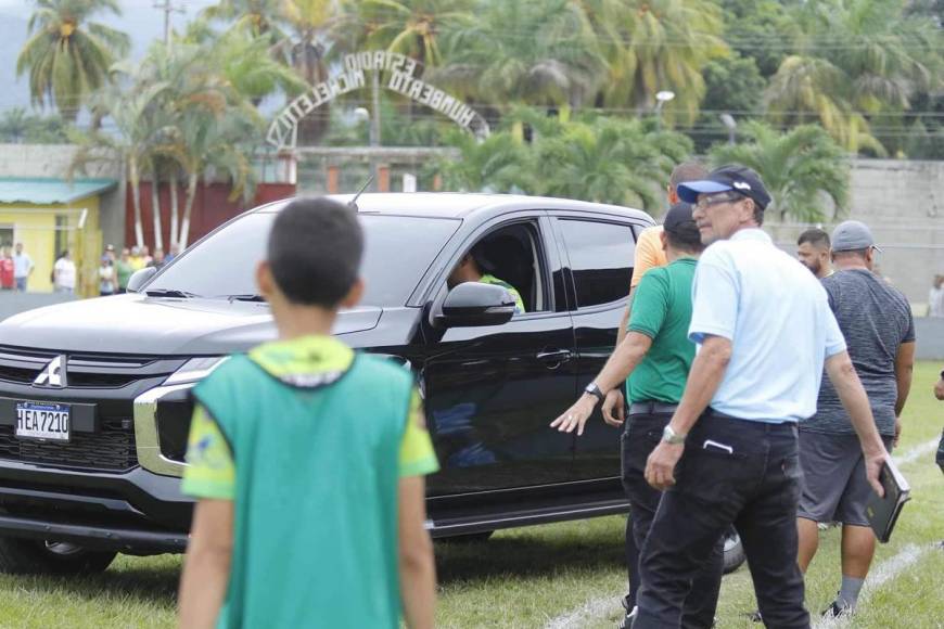 Al no haber ambulancia en el estadio, un vehículo particular tuvo que entrar al campo para llevarse al futbolista del CD San Juan.