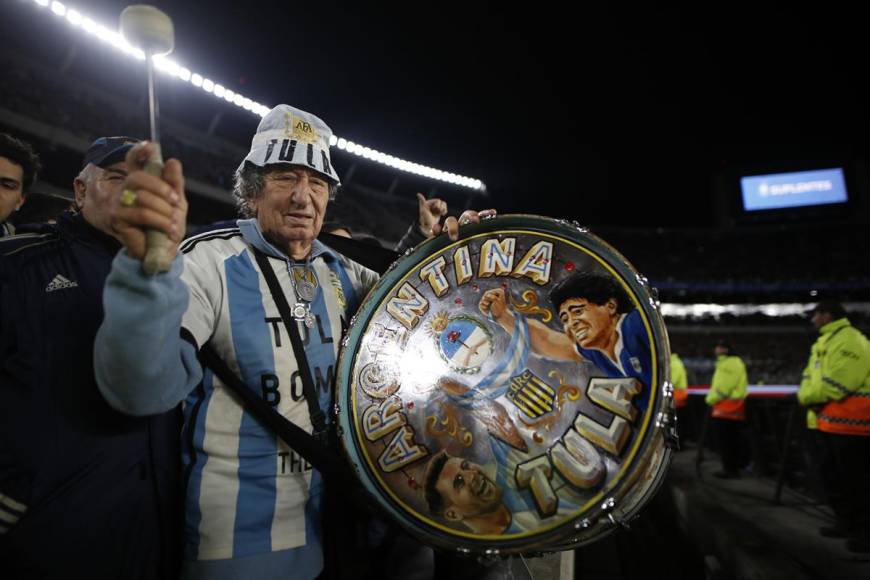 Un abuelo argentino alentando a los campeones del mundo con un bombo.