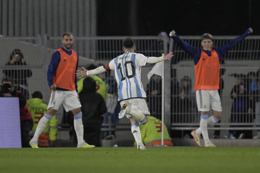Leo Messi corrió a celebrar a una banda con sus compañeros. ¿Quién fue el primero que lo recibió?