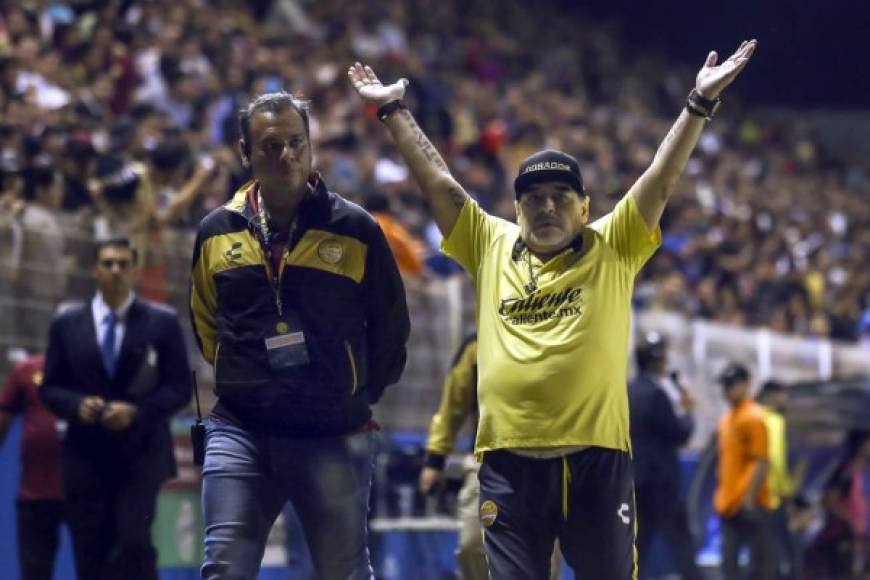 Mientras se dirigía al vestidor, el técnico argentino recibió ovaciones de la hinchada de Dorados, que llenó el estadio Banorte.