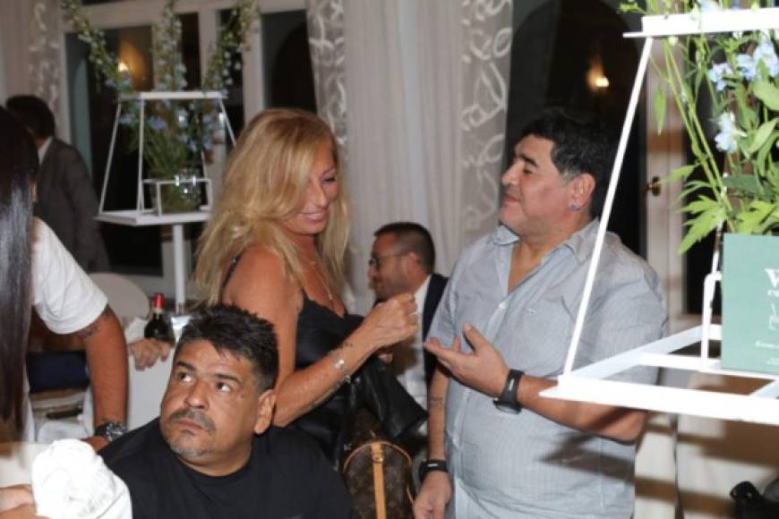 Cristiana Sinagra - Maradona la conoció cuando jugaba en el Napoli y estaba instalado con Claudia Villafañe en Italia.