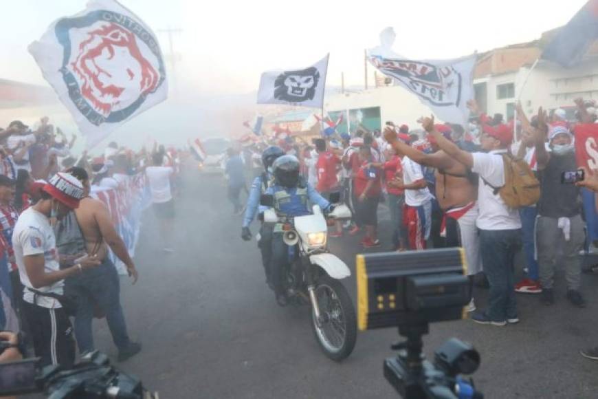 La Ultra Fiel, barra del Olimpia, hizo su propio show en las afueras del estadio Nacional de Tegucigalpa.