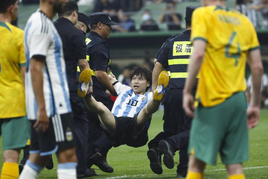 Un hincha invadió el campo de juego para abrazar a Lionel Messi
