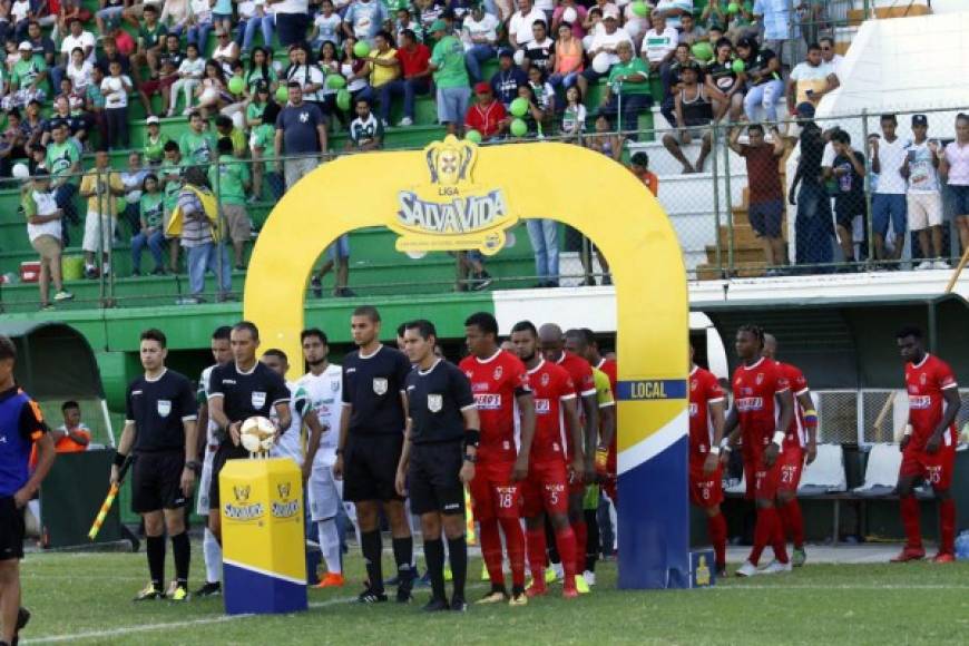 La salida de los equipos Platense y Real Sociedad, encabezados por la cuarteta arbitral, a la cancha del estadio Excélsior.