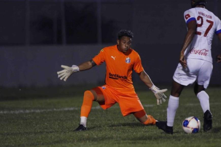 Jerry Bengtson en un mano a mano con Kevin Hernández.