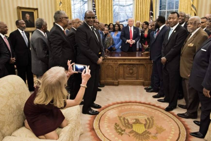 Kellyanne Conway, la asesora más polémica del presidente estadounidense Donald Trump, generó un escándalo denominado como el sofá-gate en ese país, tras dejarse fotografiar con los pies sobre un sofá de la oficina oval en la Casa Blanca.